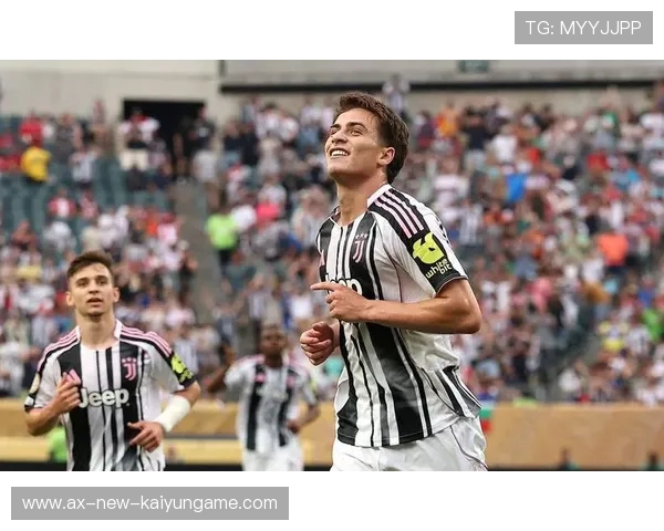 尤文角球机会多次造成门前混战：战术洞察与现场魅力